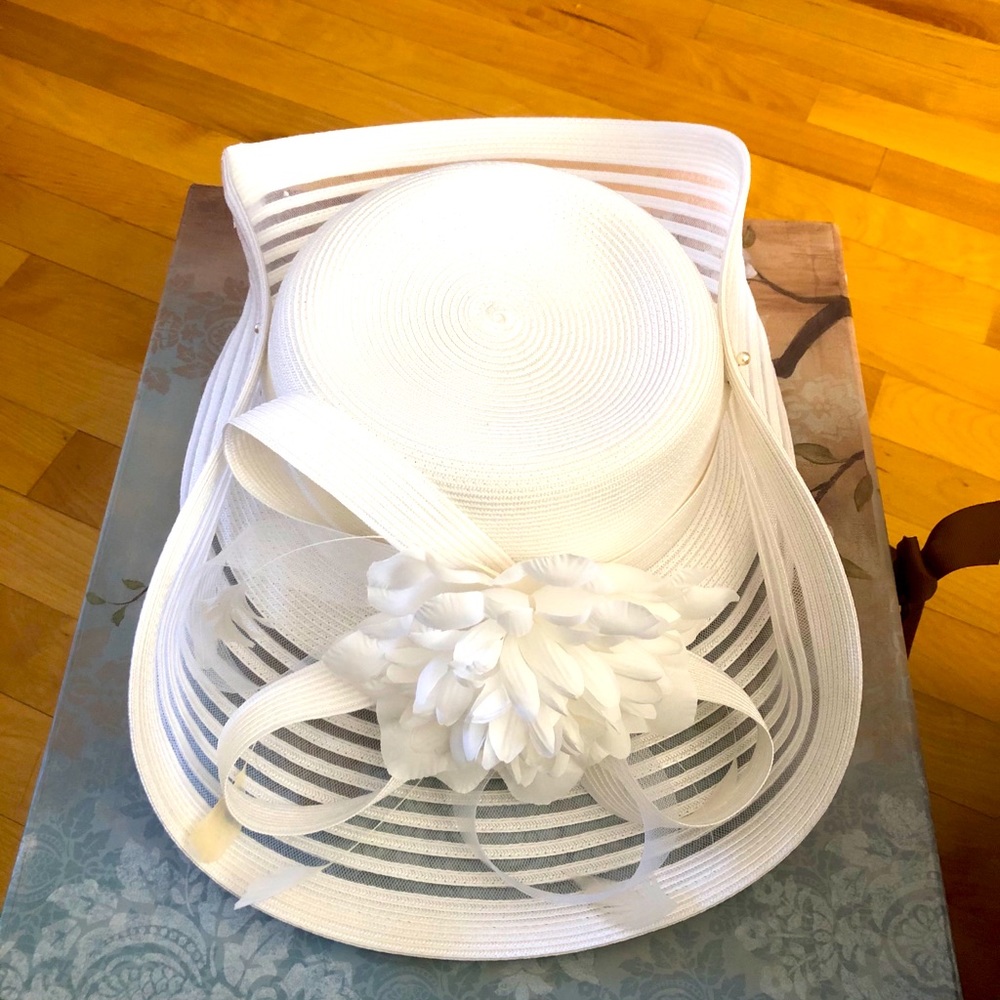 Womens Church/ Debry hat - box included!